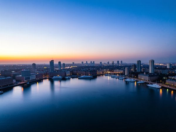 What baggage and lounge perks come with current business fares to Hong Kong