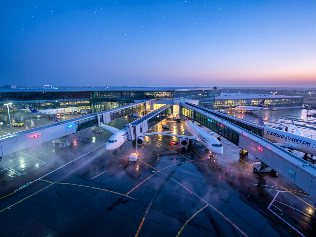 How a 2026 status match actually works — United vs Delta vs American Premium