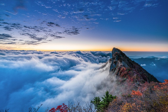 mountain peak clouds sea of clouds horizon sunrise dawn morning summit autumn autumnal leaves natural landscape scenic n