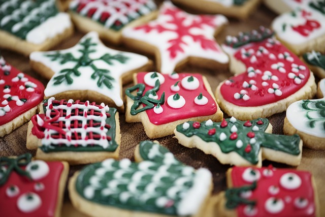 christmas holiday yuletide cookies sweets sweet pastry celebration christmas day christmas cookies icing decorated red g