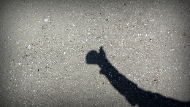 thumb hand shadow the sun i like this