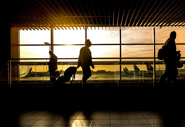 A 60-minute layover worked example — Why Airports Open Grab-and-Go Lounges