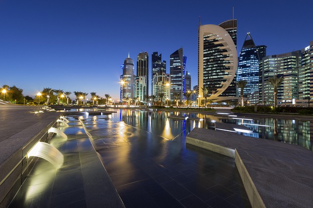What timing rules govern Qatar Airways award space and upgrade windows
