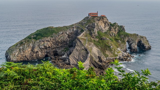 How to combine a cheap flight to Madrid with a train to the Basque Country