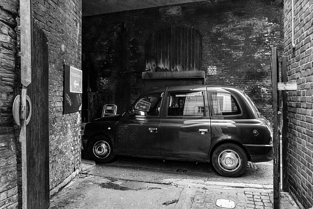wall, roman, ancient, london, england, uk, road, black cab, taxi, classic, vehicle, transportation, grayscale, car wallpapers, car, hulki okan tabak, city, pathway, gray road, gray wall