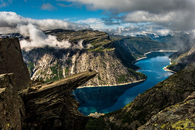 Last‑minute winter flight tactics and airport hacks for Arctic Norway